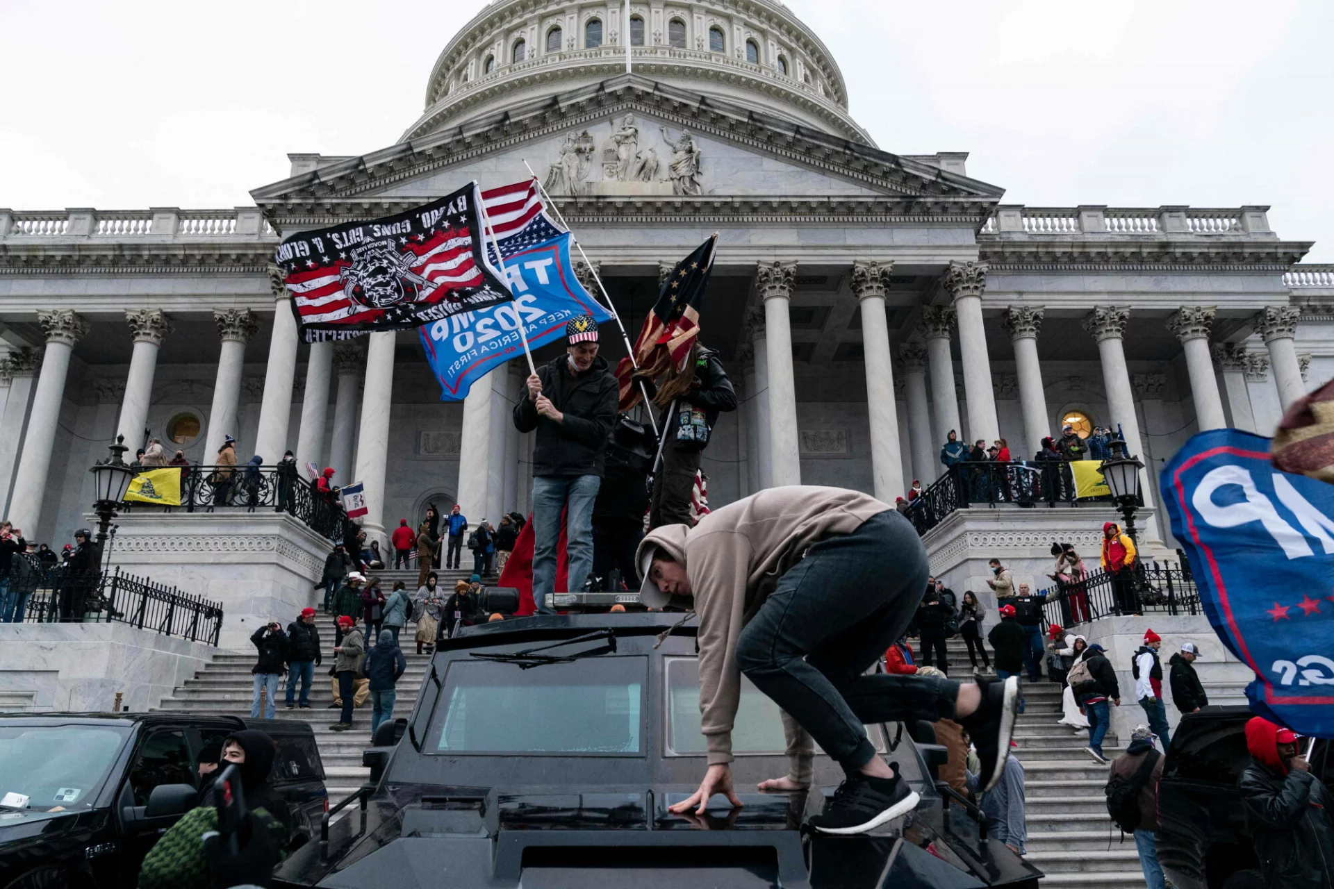 Rok po ataku na Kapitol w USA coraz więcej osób nie potępia tego wydarzenia.