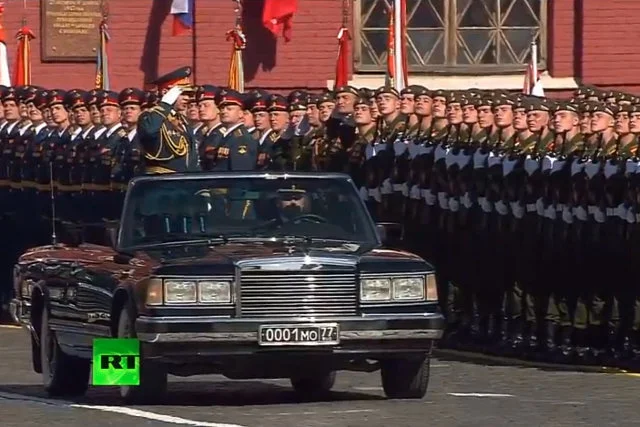 W Moskwie odbywa się parada z okazji Dnia Zwycięstwa .