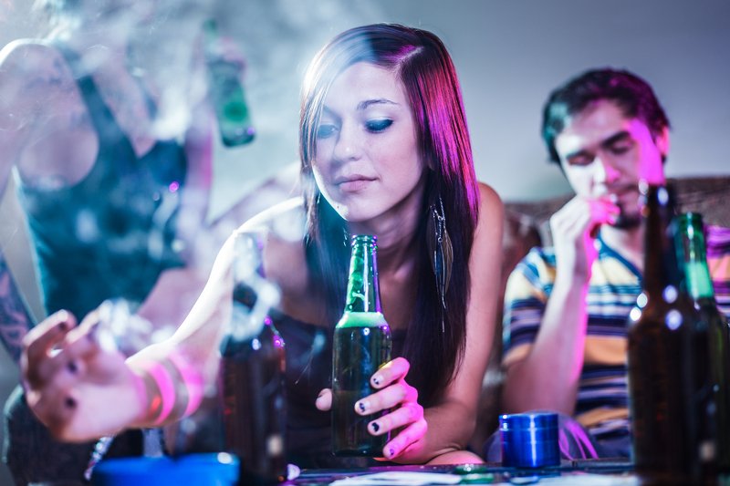 Lepiej niech pali i pije w domu, niż chodzi eksperymentuje z kolegami. "Fajny model wychowawczy"