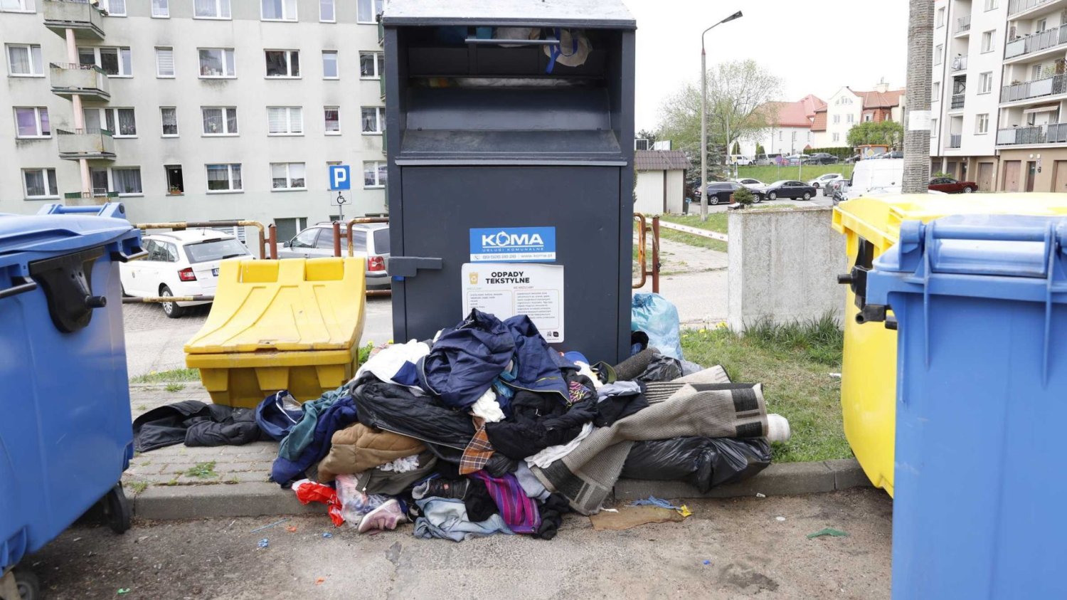 Pojemniki na tekstylia miały być wybawieniem. W Olsztynie coś poszło nie tak przepełniony pojemnik na tekstylia w Olsztynie