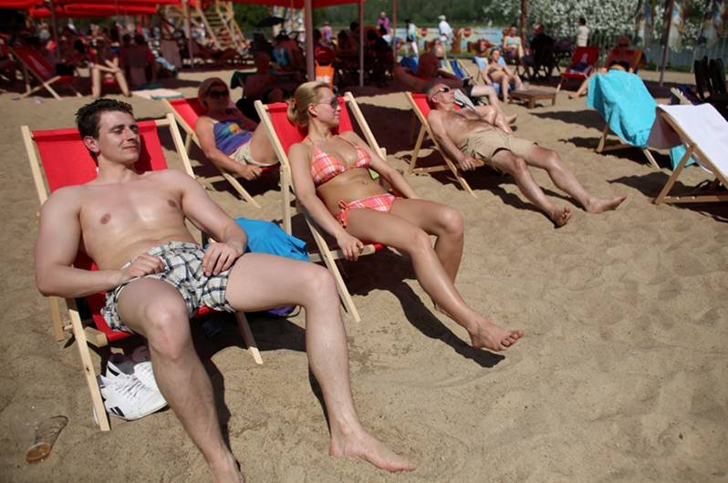 W klubokawiarniach, na skwerach i plażach - w weekend w stolicy wszędzie były tłumy