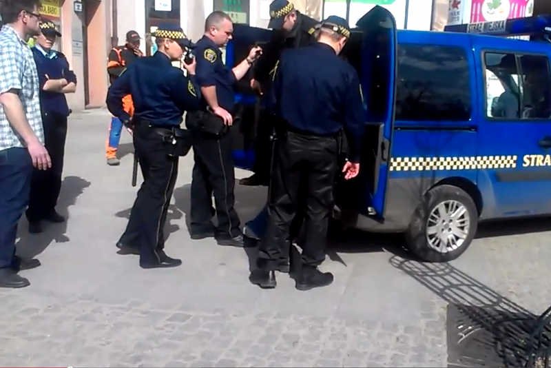 "Jadę do żony! Jestem trzeźwy!" – krzyczał mężczyzna zatrzymany przez straż miejską w Toruniu.