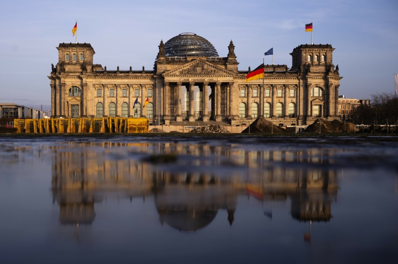 Reichstag, siedziba niemieckiego parlamentu (Bundestagu). Już wiadomo, kto będzie rządził w Niemczech po wyborach. Reichstag, siedziba niemieckiego parlamentu (Bundestagu).