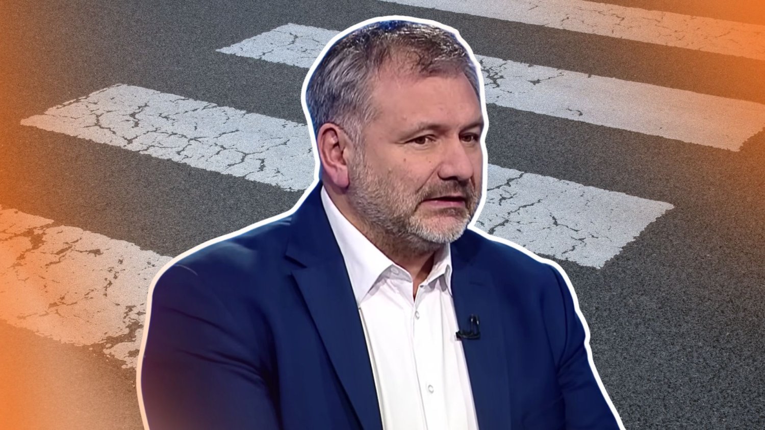 Waldemar Żurek na tle przejścia dla pieszych. Waldemar Żurek na tle przejścia dla pieszych.