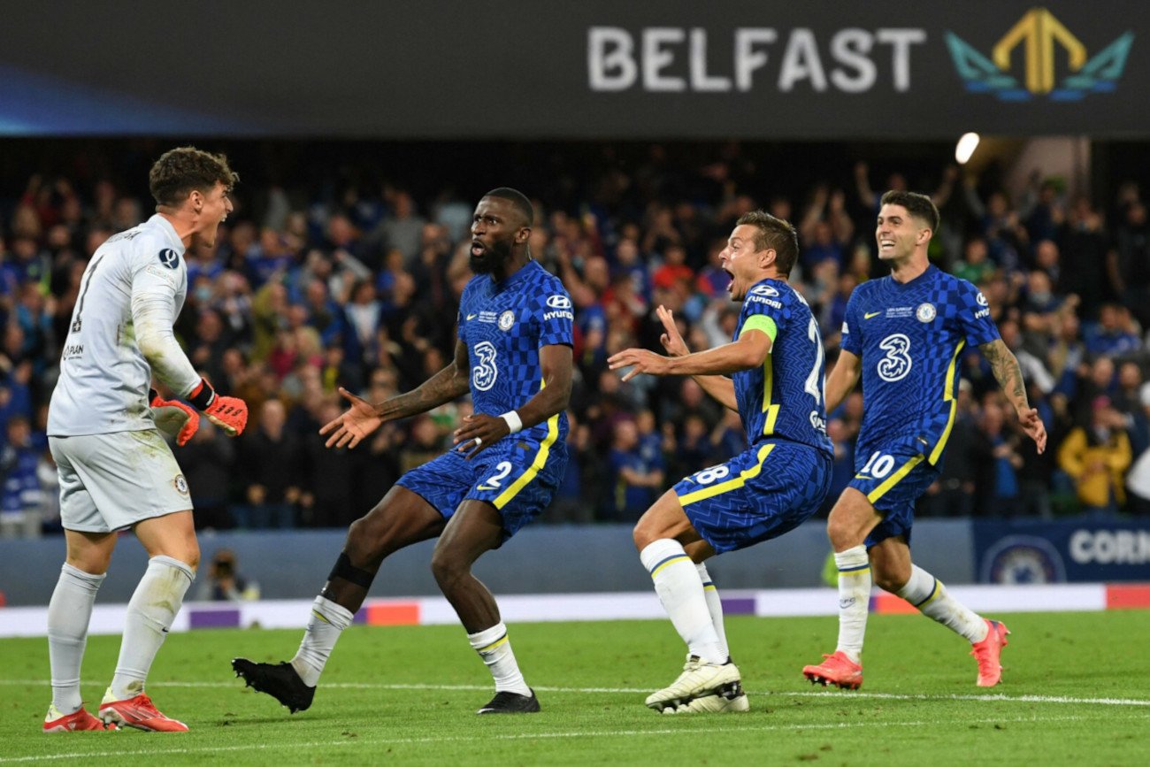 Kepa Arrizabalaga świętujący z kolegami pozytywne rozstrzygnięcie serii rzutów karnych