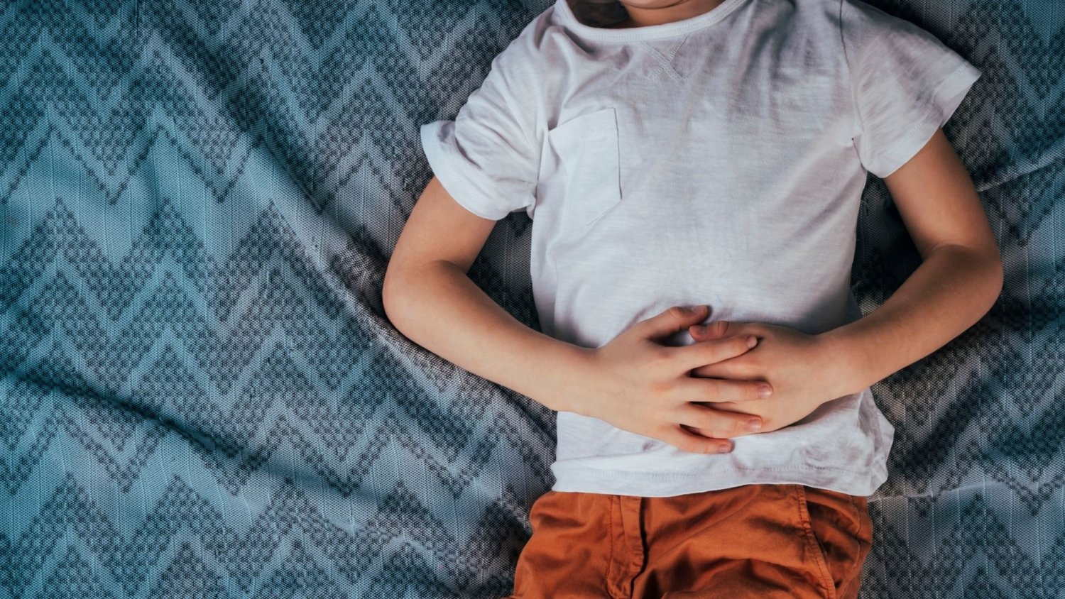 Co trzecie dziecko i nastolatka boli brzuch. 4 objawy, których nie możesz zignorować