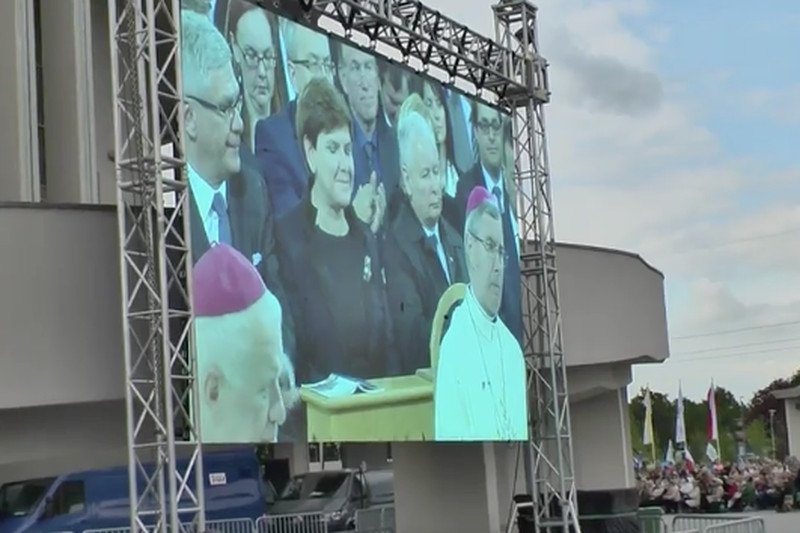 Konsekracja kościoła o. Tadeusza Rydzyka – do środka weszli tylko najważniejsi goście.