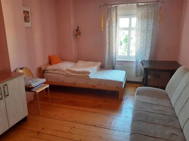 Jeden z pokoi w Ośrodku Interwencji Kryzysowej (Dom dla Kobiet) przy ul. Glinianej 28/30 we Wrocławiu