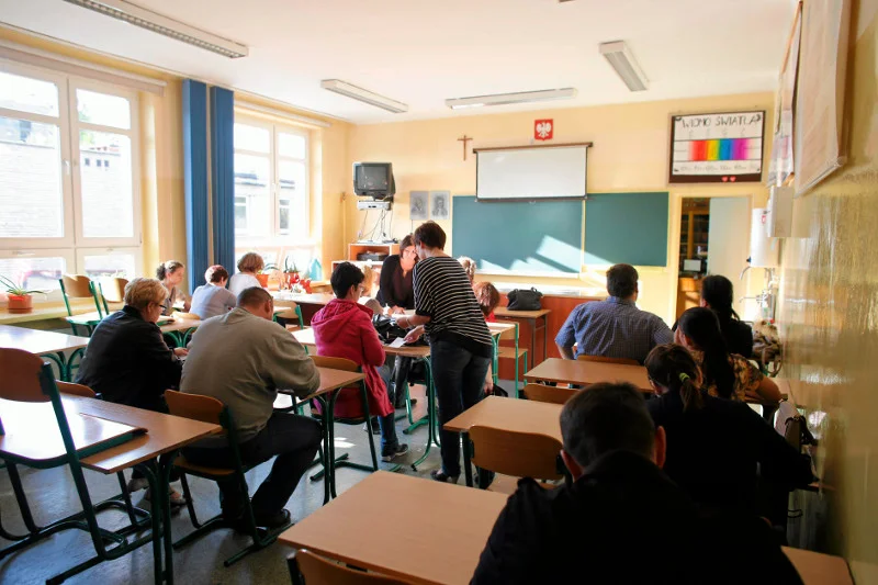 Zebrania w szkołach odzwierciedlają polskie społeczeństwo.