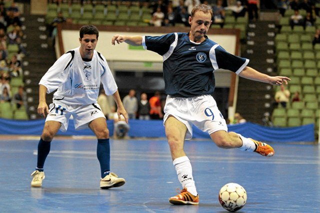 Rozgrywki dla amatorów pozwalają każdemu wcielić się w piłkarzy znanych z telewizji.