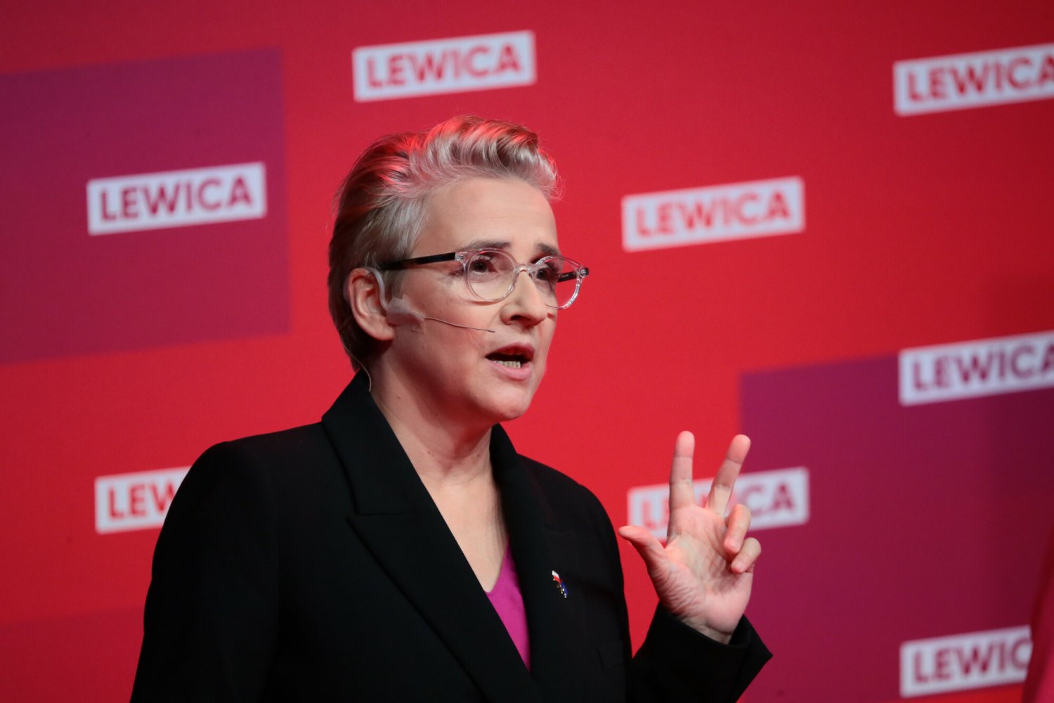 Posłanka Lewicy Joanna Scheuring-Wielgus wskazuje, dlaczego wojenna retoryka lepiej pasuje do walki z pandemią niż opisu sytuacji na polsko-białoruskim pograniczu