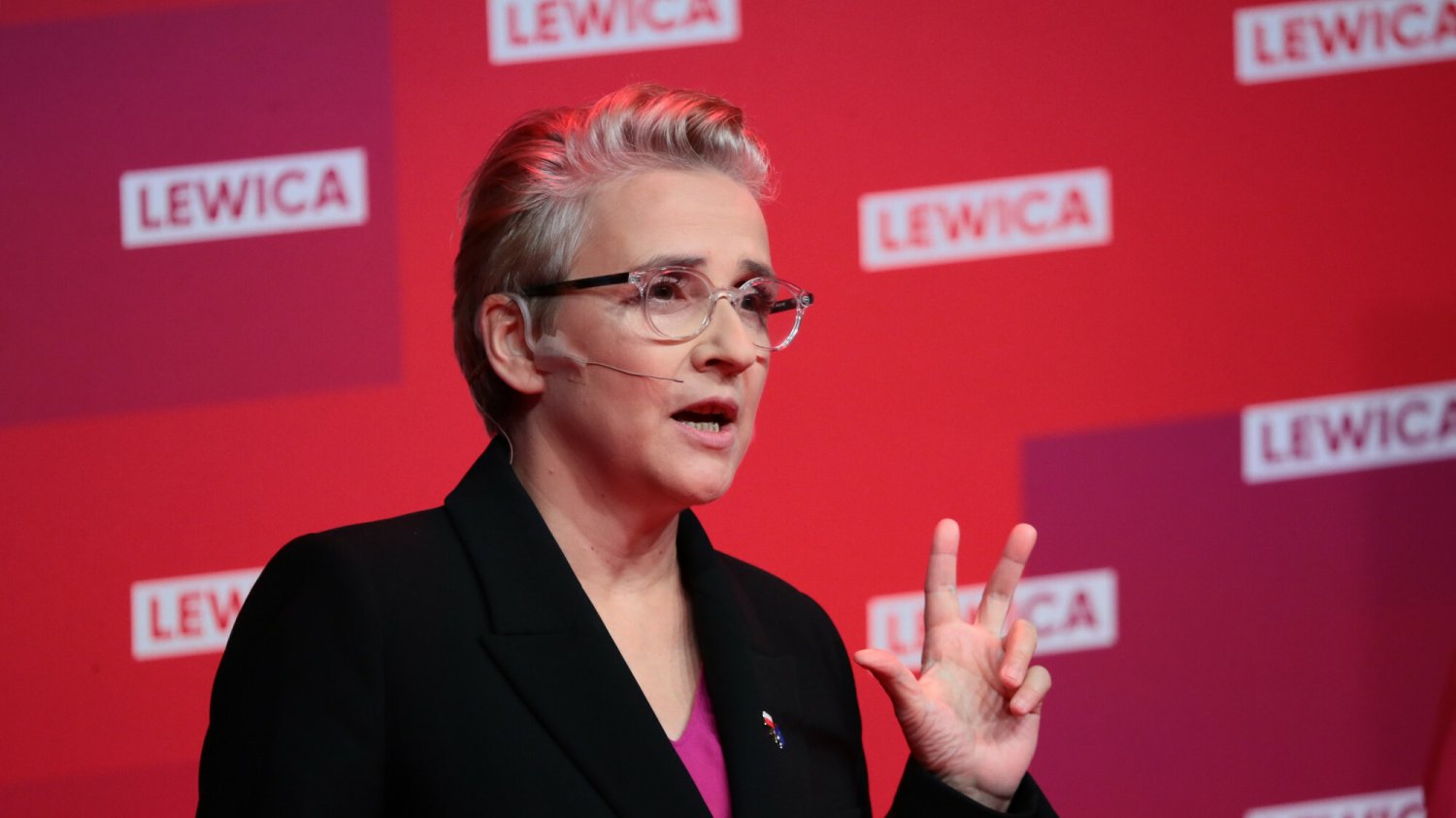 Posłanka Lewicy Joanna Scheuring-Wielgus wskazuje, dlaczego wojenna retoryka lepiej pasuje do walki z pandemią niż opisu sytuacji na polsko-białoruskim pograniczu. Posłanka Lewicy Joanna Scheuring-Wielgus wskazuje, dlaczego wojenna retoryka lepiej pasuje do walki z pandemią niż opisu sytuacji na polsko-białoruskim pograniczu
