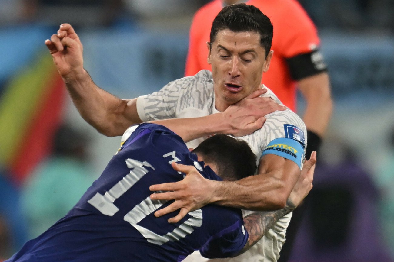 Robert Lewandowski w walce z Lionelem Messim. "Lewy" w spotkaniu z Argentyną nie miał zbyt wiele do powiedzenia.