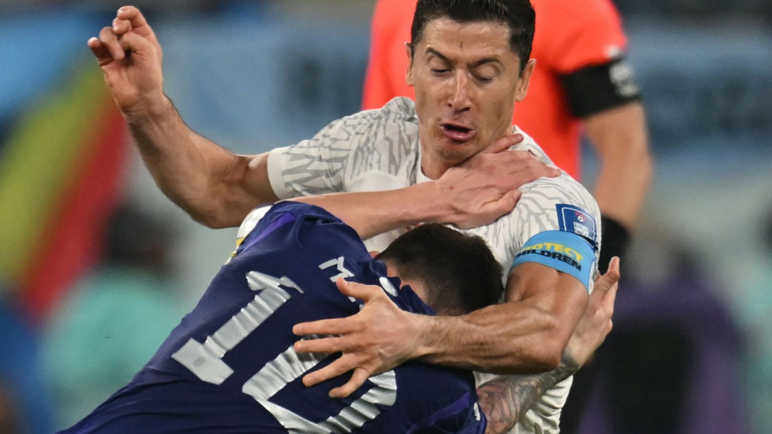 Robert Lewandowski w walce z Lionelem Messim. "Lewy" w spotkaniu z Argentyną nie miał zbyt wiele do powiedzenia.