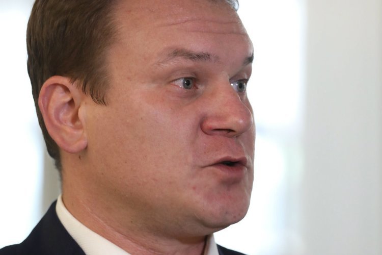 Według niektórych analiz prawnych Dominik Tarczyński nie powinien objąć mandatu europosła.