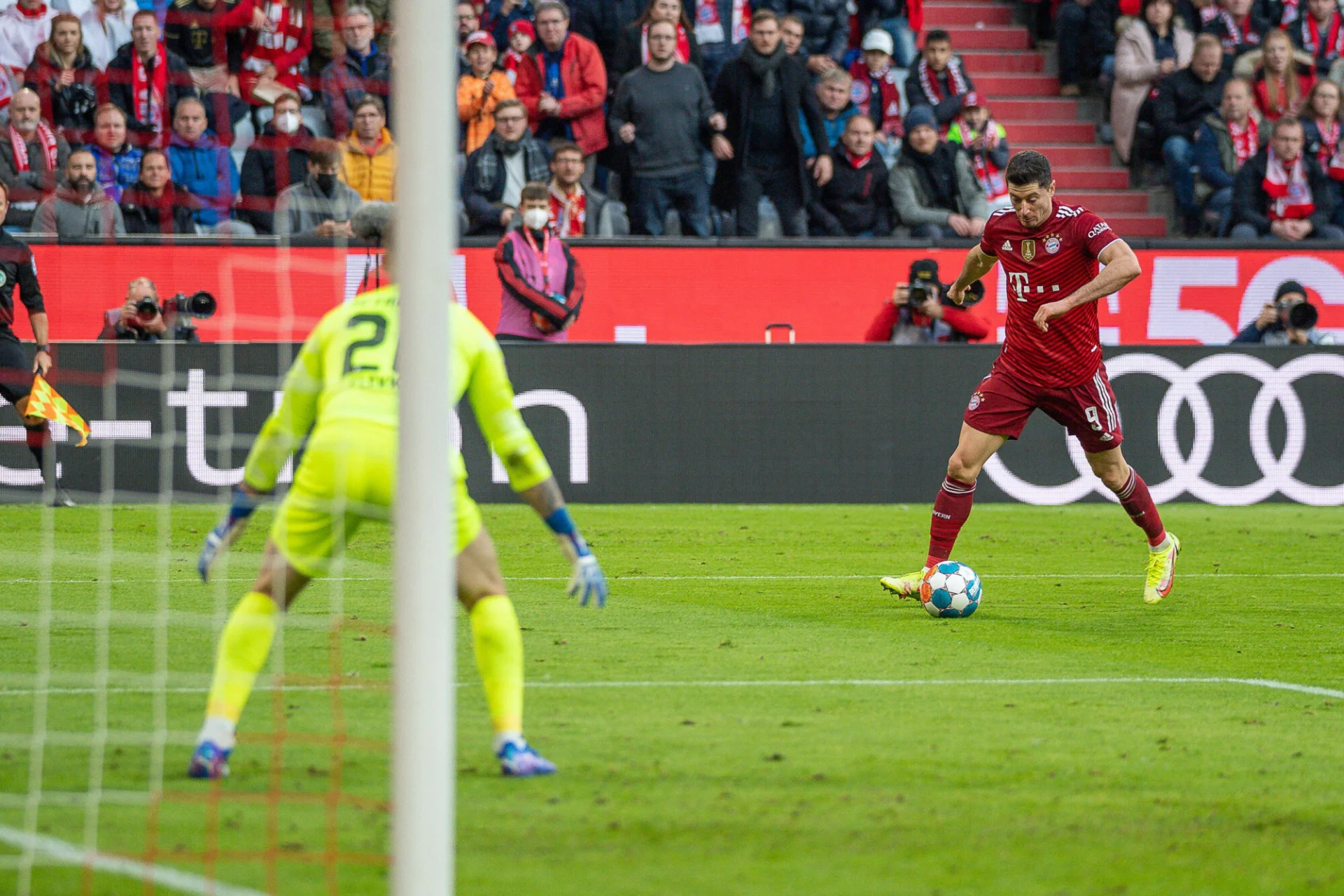 Robert Lewandowski trafił do siatki SC Freiburg, w 2021 roku ma już na koncie 60 bramek
