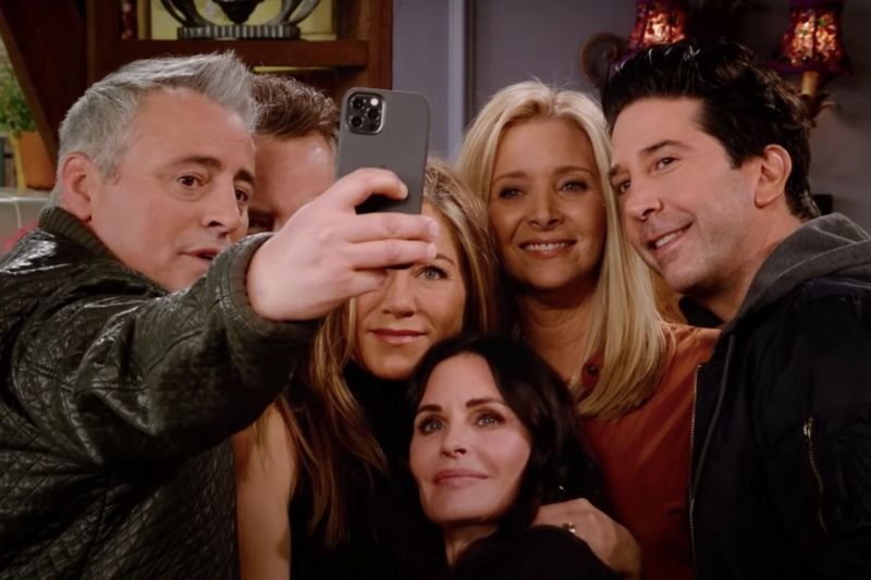 Jennifer Aniston, Courteney Cox, Lisa Kudrow, Matt LeBlanc, Matthew Perry, David Schwimmer na wspólnym zdjęciu
