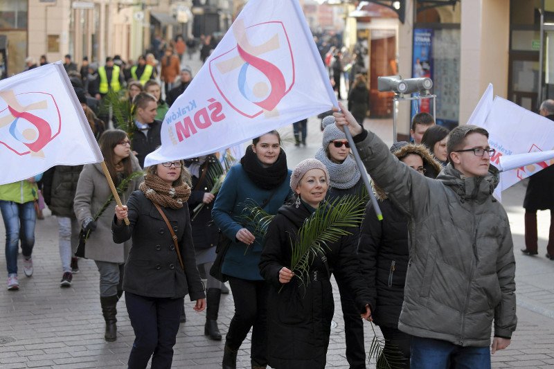 Światowe Dni Młodzieży obecne podczas procesji Niedzieli Palmowej.