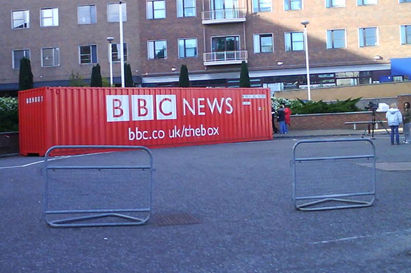 Kontener z logiem telewizji BBC/