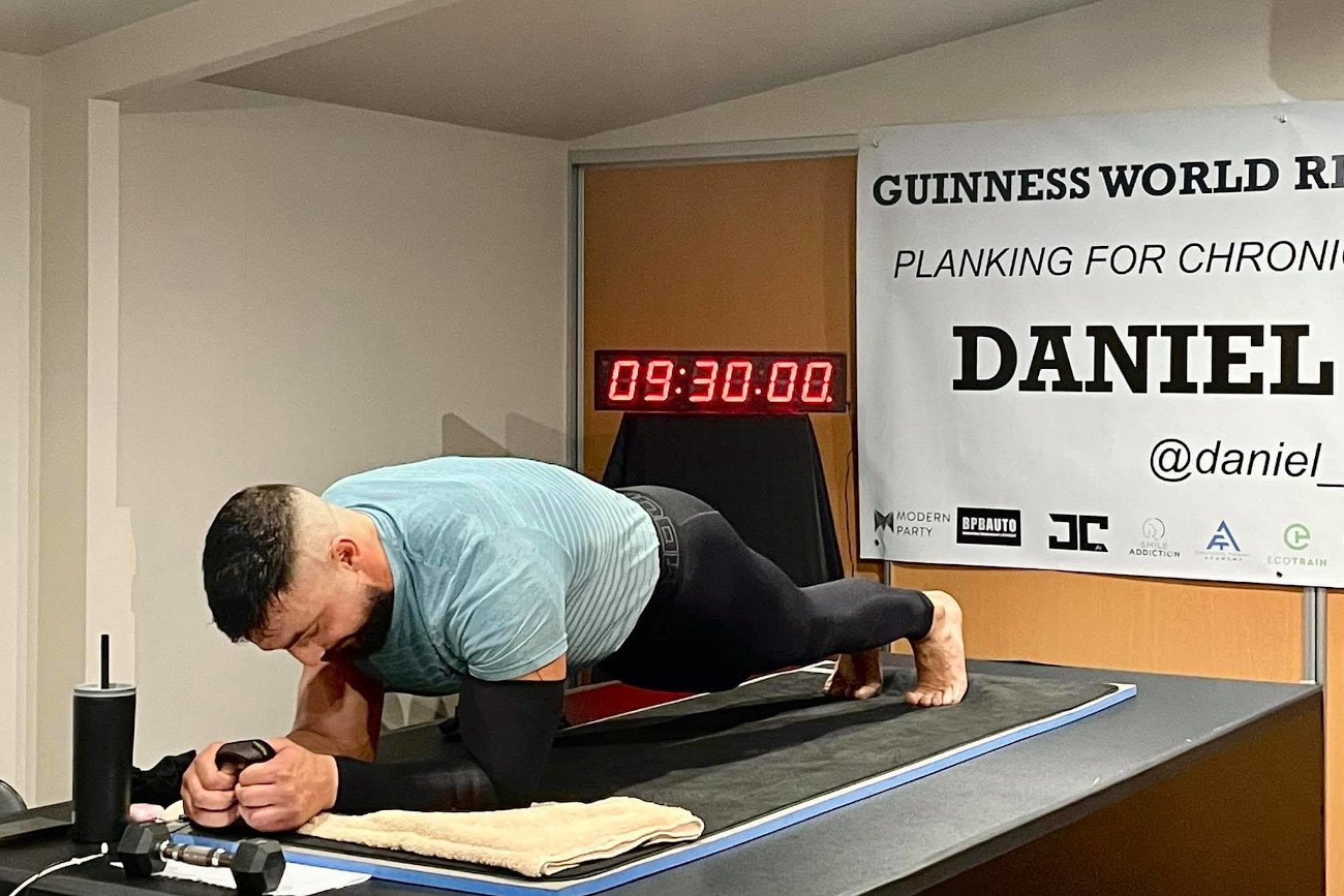 Daniel Scali wytrzymał w pozycji deski ponad 9,5 godziny. To nowy rekord Guinnessa.