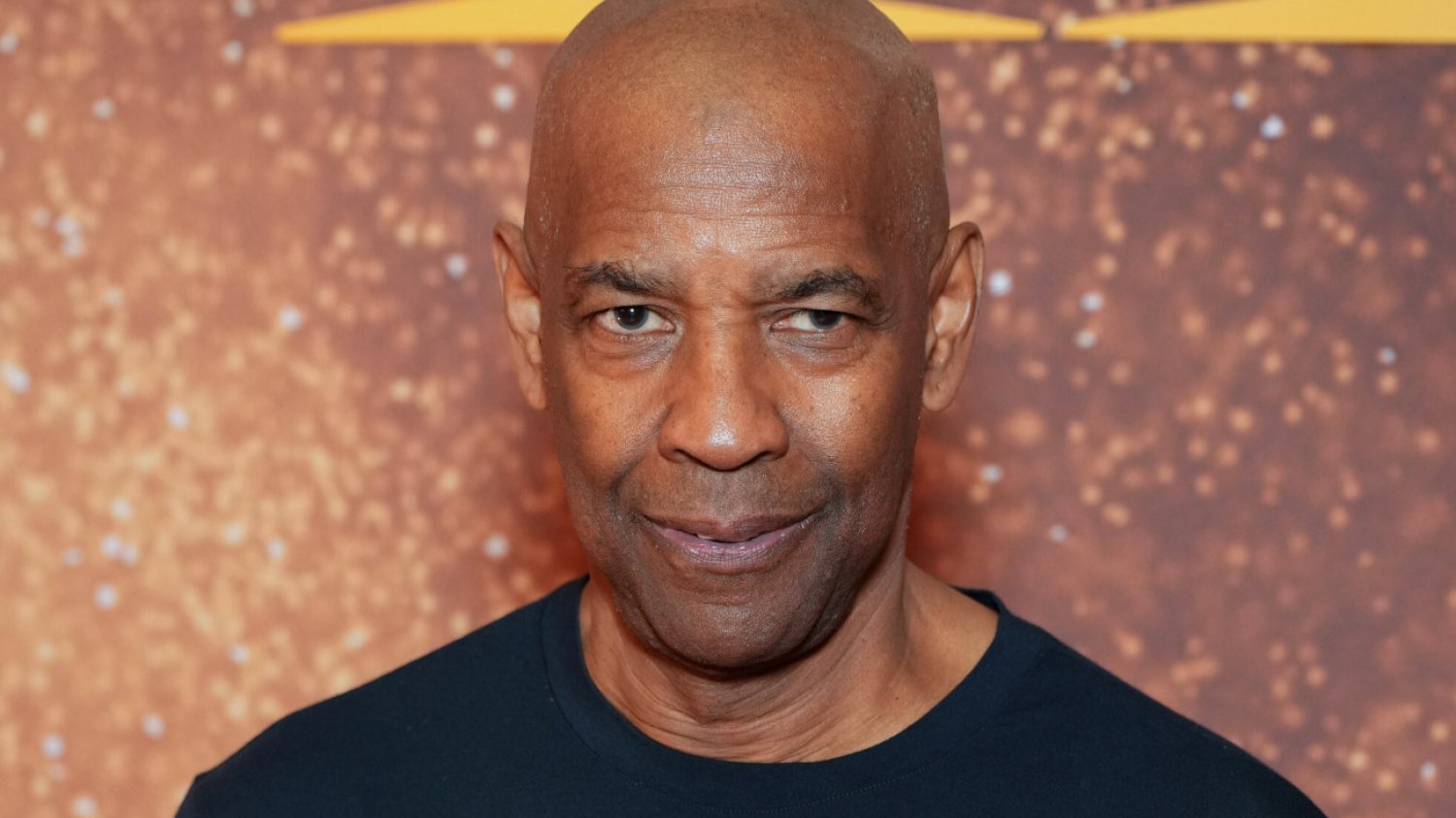 Denzel Washington ujawnia, że na planie "Gladiatora 2" wykonał "pełny" pocałunek z mężczyzną.
