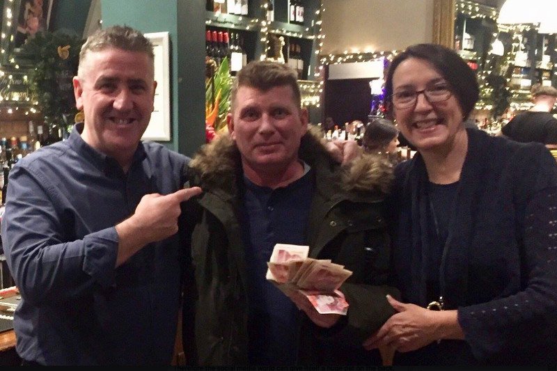 Pan Mariusz może mówić o wielkim szczęściu. Tysiące ludzi zaangażowało się w akcję, której celem było odnalezienie człowieka, który w barze zgubił kopertę z wypłatą.