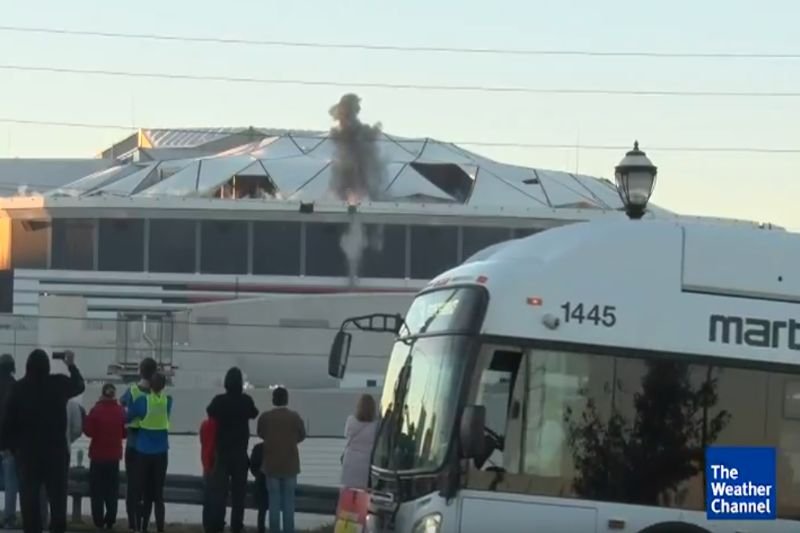 Wjazd w kadr białego autobusu stał się hitem sieci.