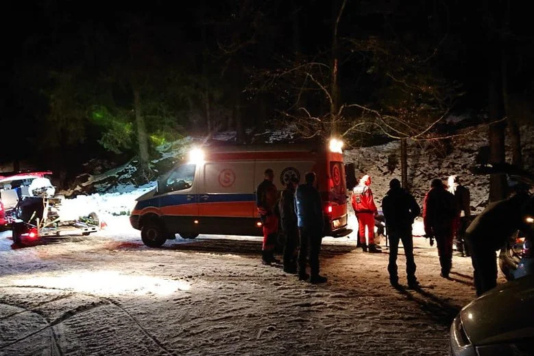 Ratownicy GOPR próbują uratować dwoje turystów, którzy zostali na szlaku.