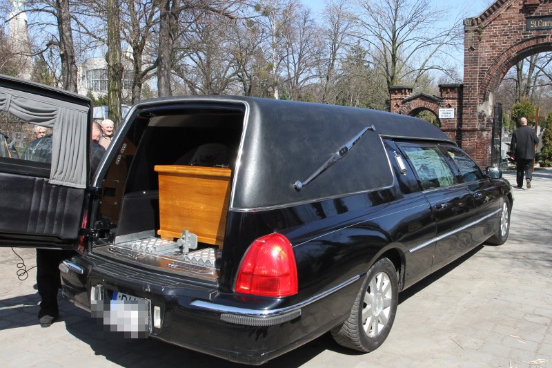 W Gowidlinie proboszcz nie wpuścił rodziny zmarłego do kaplicy, więc modlono się nad otwartą trumną przy bramie wejściowej na cmentarz. Zdjęcie ilustracyjne.