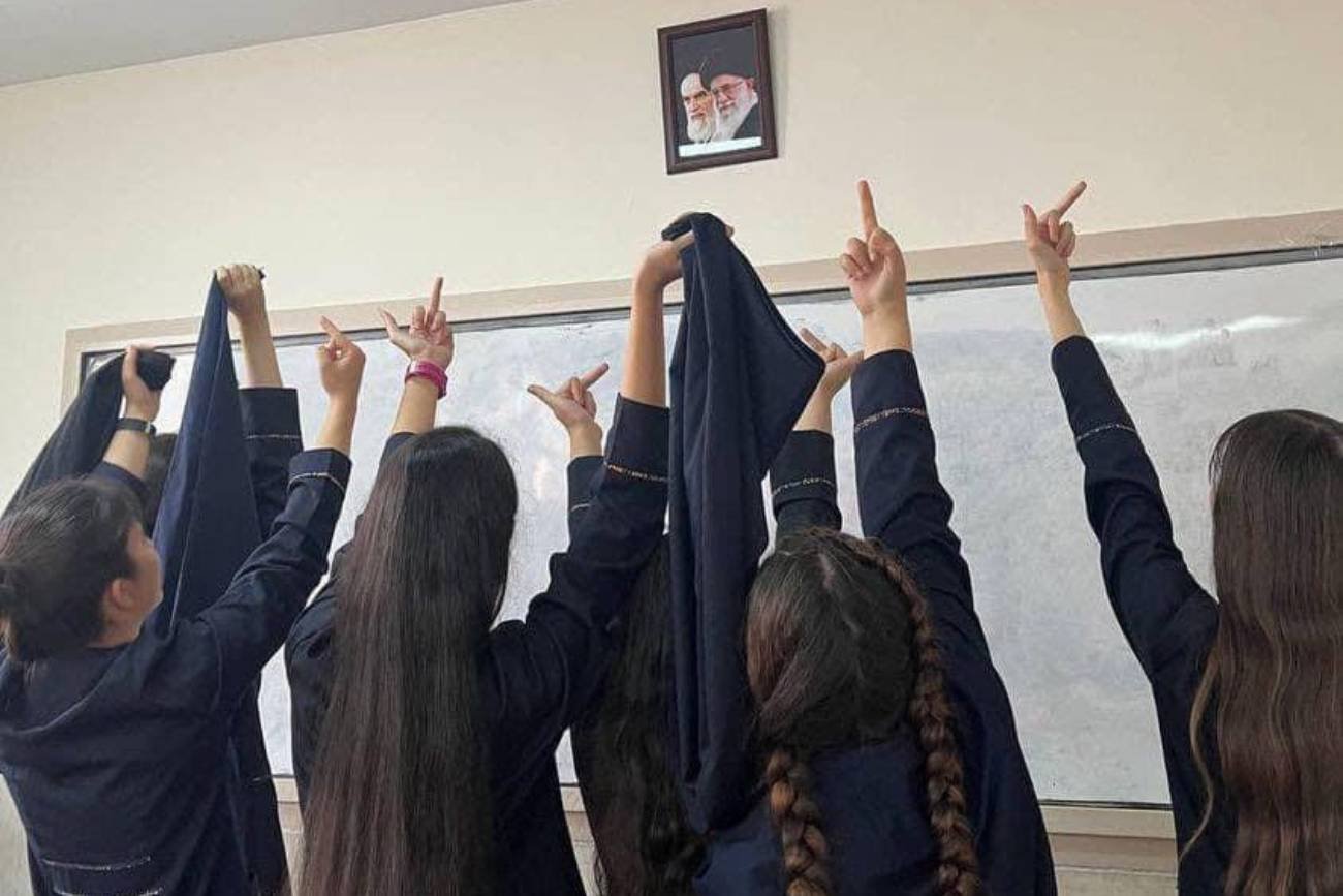 Irańskie uczennice zdjęły hidżaby i zbuntowały się przeciwko dyktatorowi