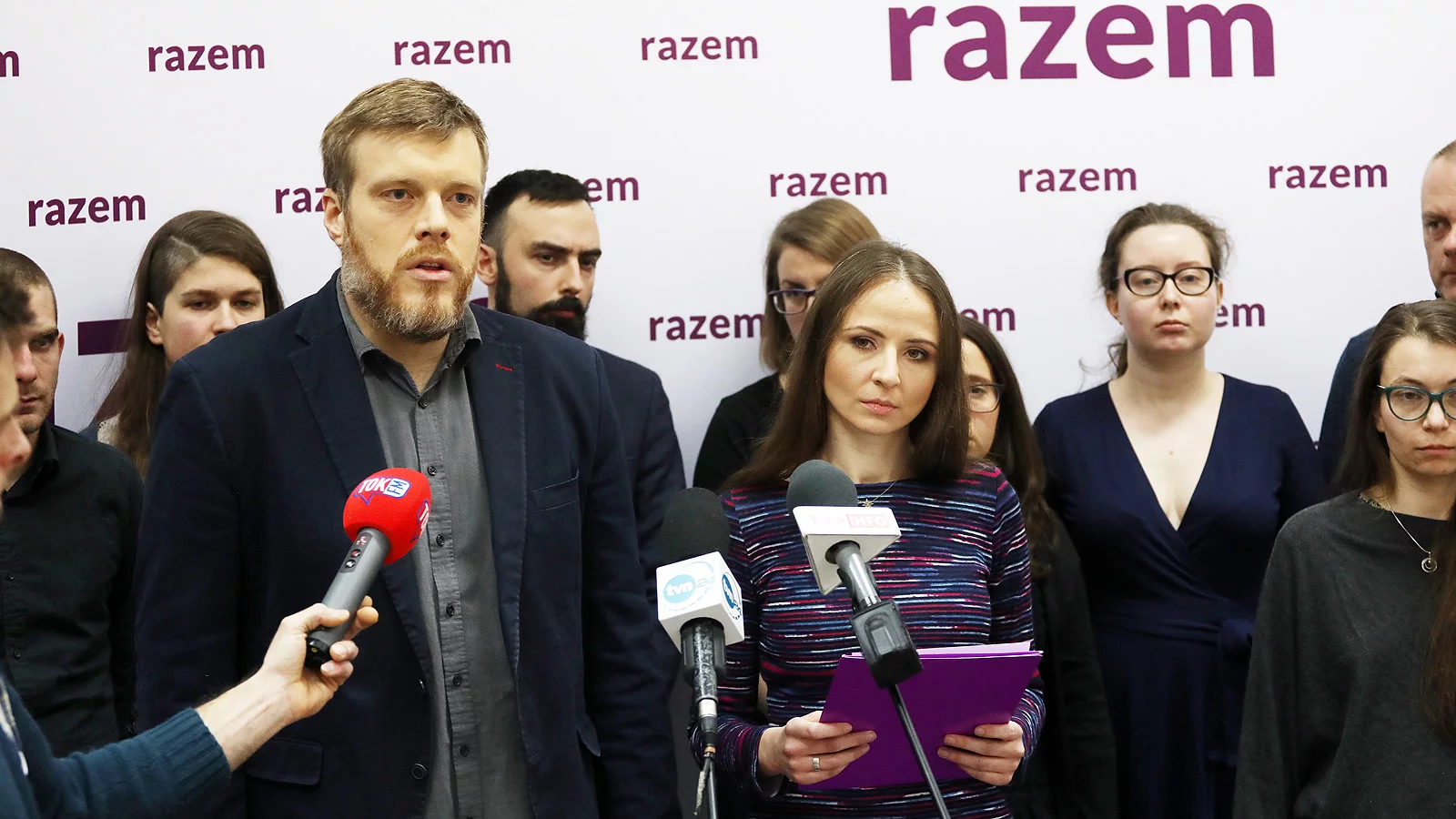 To nie jest tak, że my stoimy z boku i tylko patrzymy – mówi jedna z liderek partii Razem Agnieszka Dziemianowicz-Bąk w rozmowie z naTemat.pl.