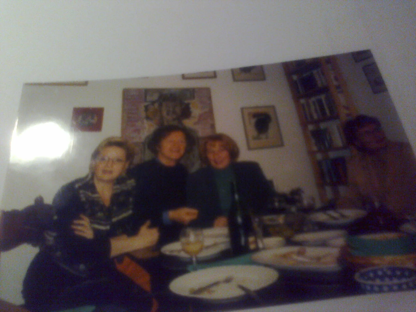 Teresa Torańska (w zielonym golfie) podczas spotkania towarzyskiego.