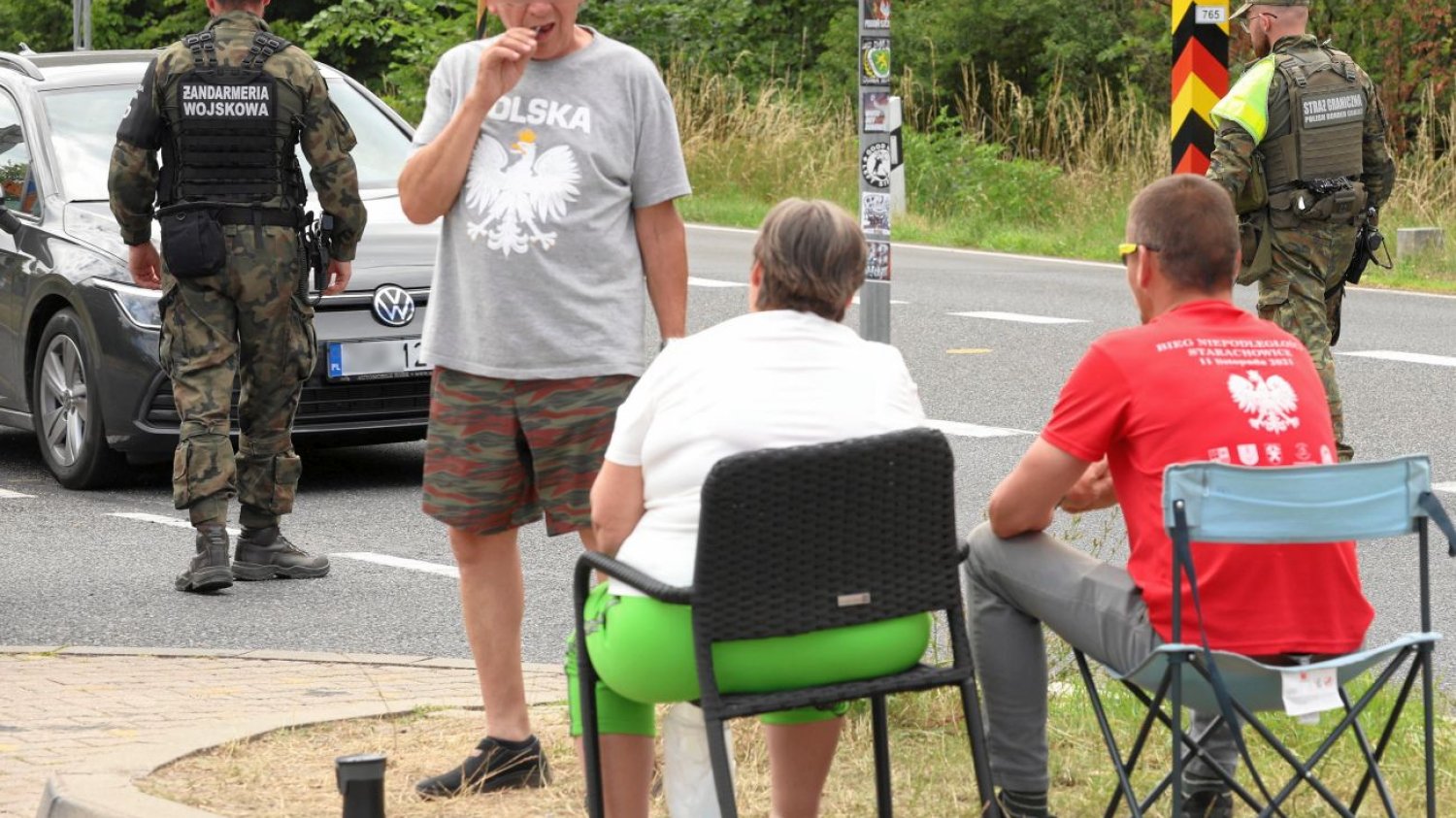 Członkowie Ruchu Obrony Granic dostali już dziesiątki mandatów. Na zdjęciu: przyglądają się kontrolom w Rosówku