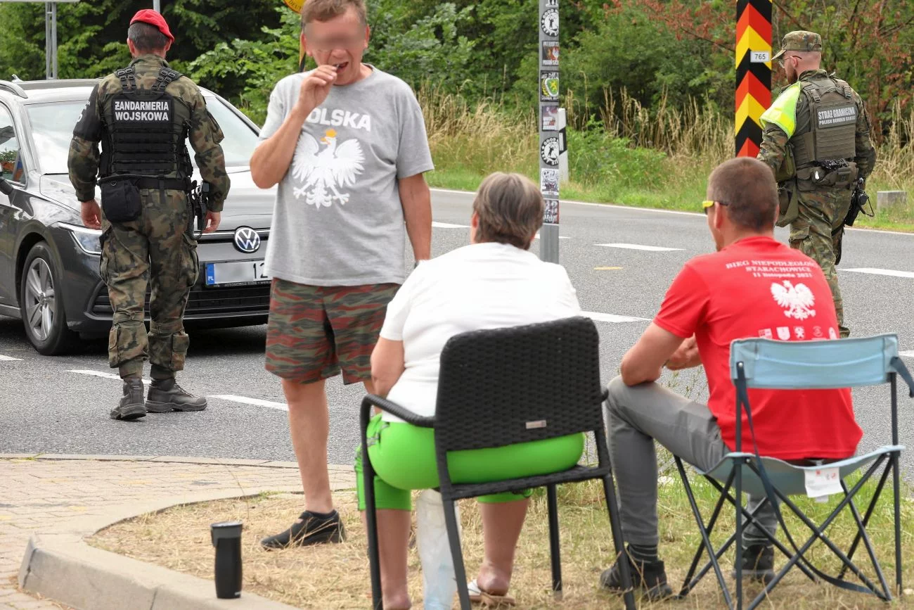 Członkowie Ruchu Obrony Granic dostali już dziesiątki mandatów. Na zdjęciu: przyglądają się kontrolom w Rosówku Członkowie Ruchu Obrony Granic dostali już dziesiątki mandatów. Na zdjęciu: przyglądają się kontrolom w Rosówku