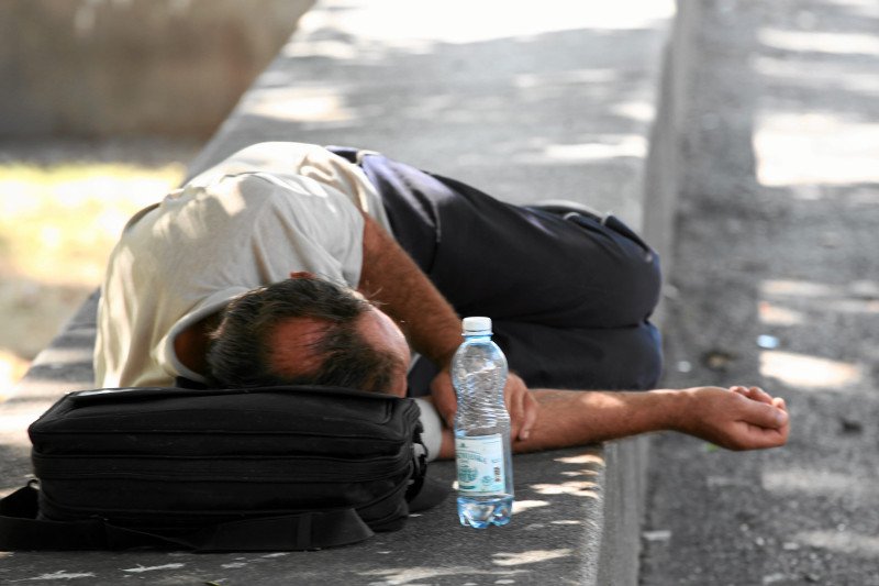 Z powodu upalnych nocy mieszkańcy miast nie wypoczywają jak należy i w ciągu dnia szybko się męczą.