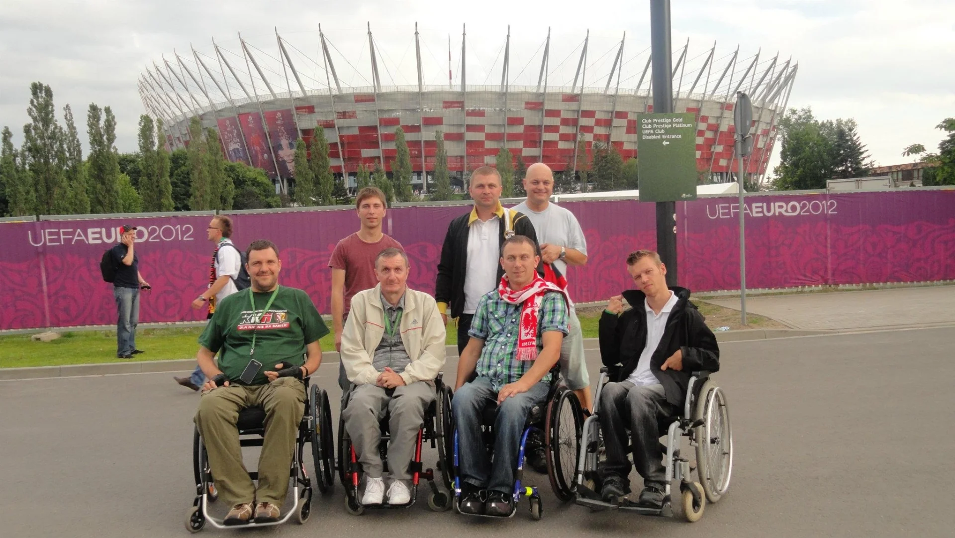 Delagacja Klubu Kibiców Niepełnosprawnych z Wrocławia przed meczem półfinałowym na Stadionie Narodowym w Warszawie. Członkowie KKN-u, podczas EURO 2012 kibicowali we Wrocławiu, Lwowie, a także w Poznaniu, Gdańsku, Warszawie i Kijowie.