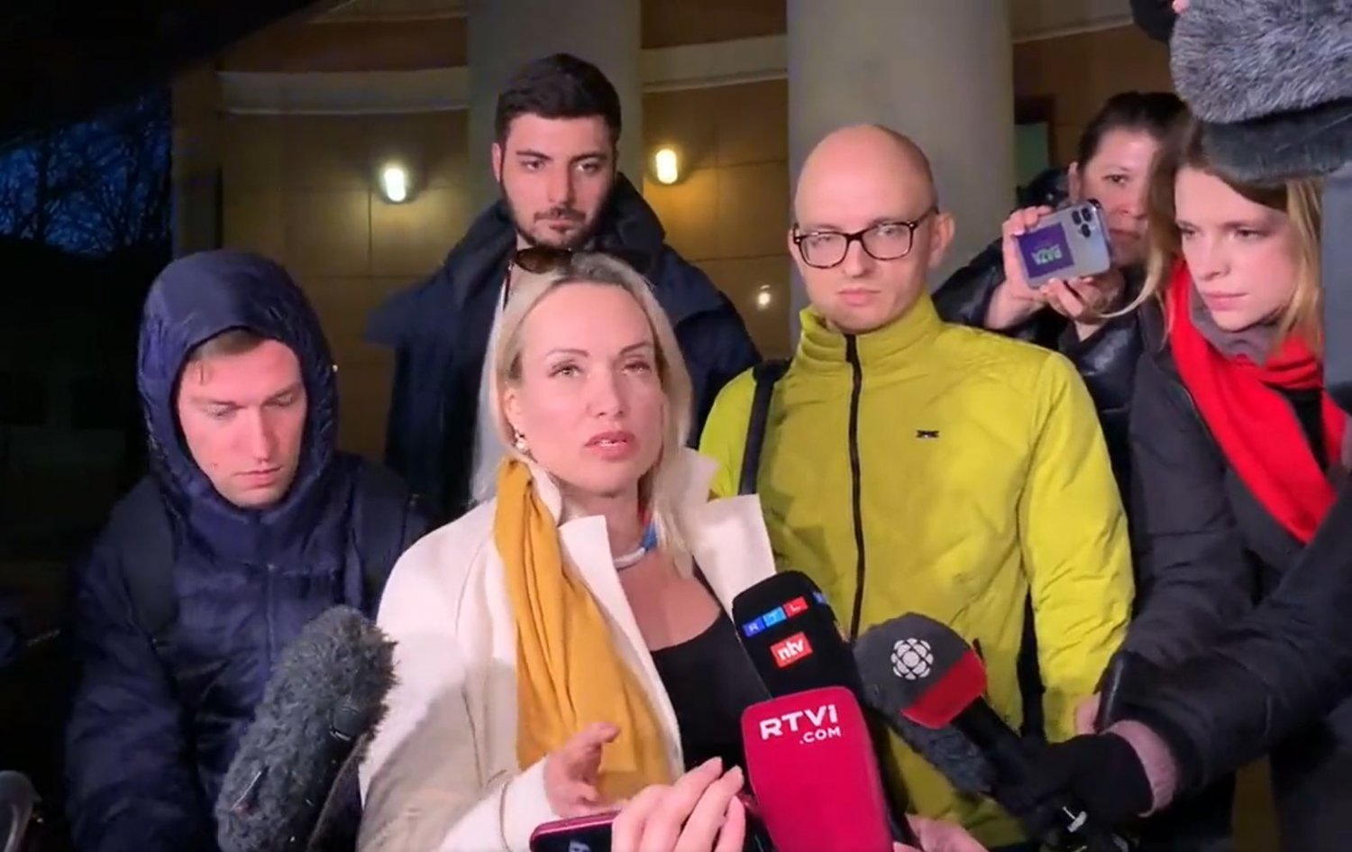 Marina Owsiannikowa po wyjściu z sali sądowej. Została ukarana grzywną 30 tysięcy rubli.