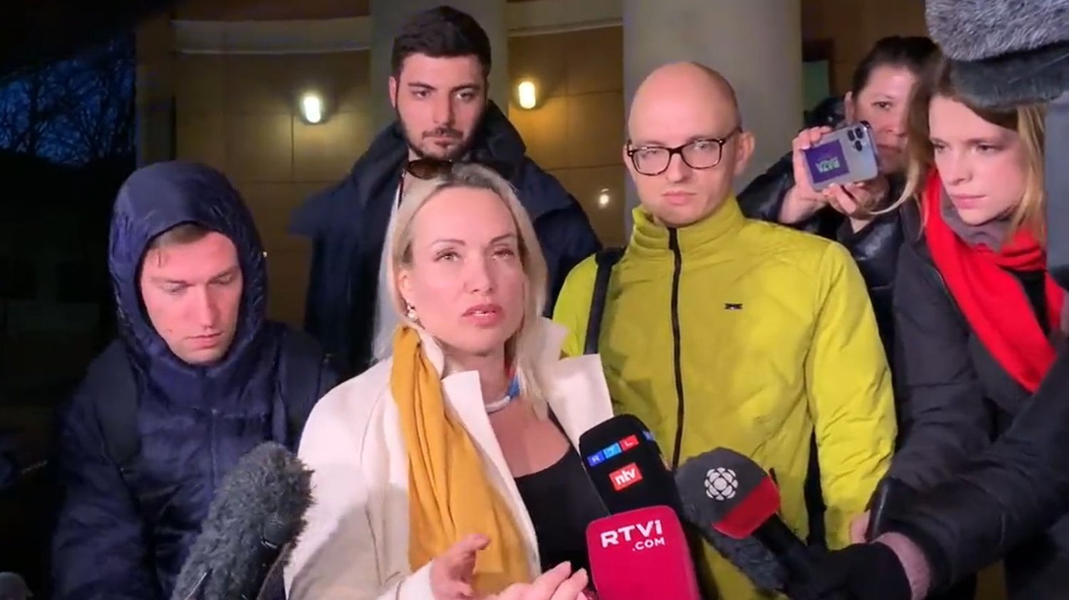 Marina Owsiannikowa po wyjściu z sali sądowej. Została ukarana grzywną 30 tysięcy rubli.