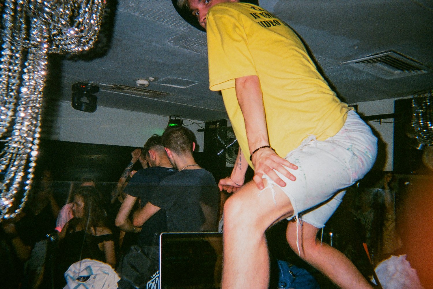 27-letnia artystka sportretowała na zdjęciach pewien wycinek imprezowego życia Warszawy