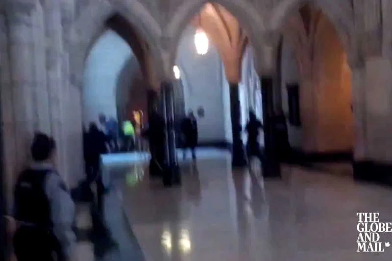 Napastnicy zaatakowali parlament Kanady w Ottawie.