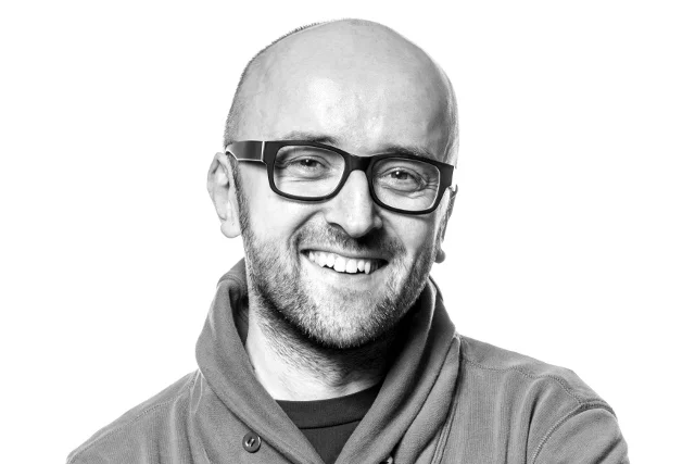 Mateusz Ostrowski, psychoterapeuta prowadzący warsztaty z psychologii pieniądza, publicysta ekonomiczny
