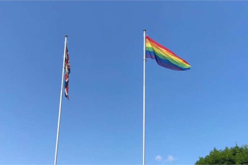 Ambasada Wielkiej Brytanii wywiesi w Warszawie tęczową flagę.