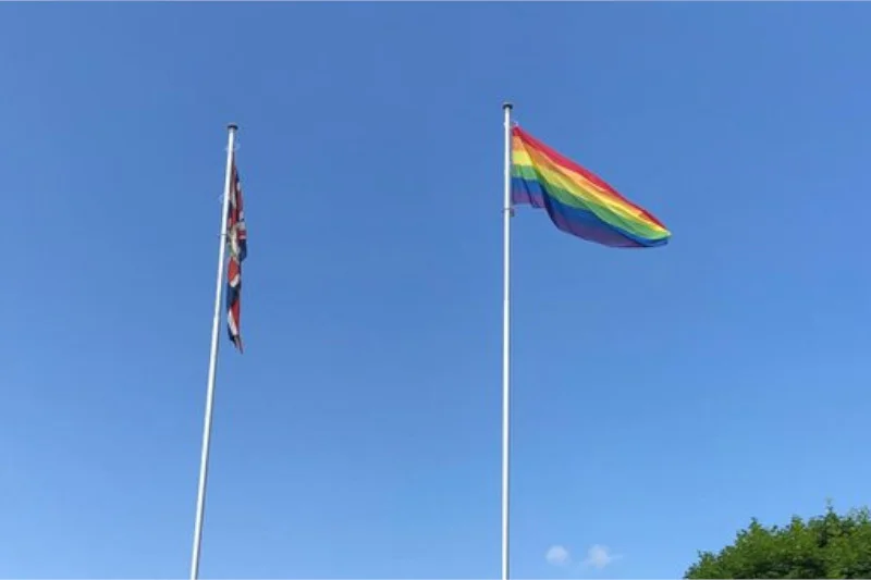 Ambasada Wielkiej Brytanii wywiesi w Warszawie tęczową flagę.
