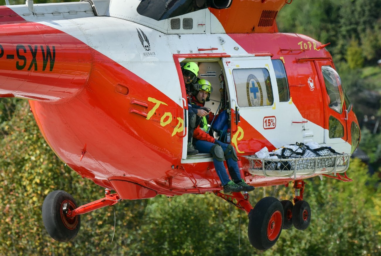 Ratownicy TOPR w śmigłowcu. Zdjęcie poglądowe.
