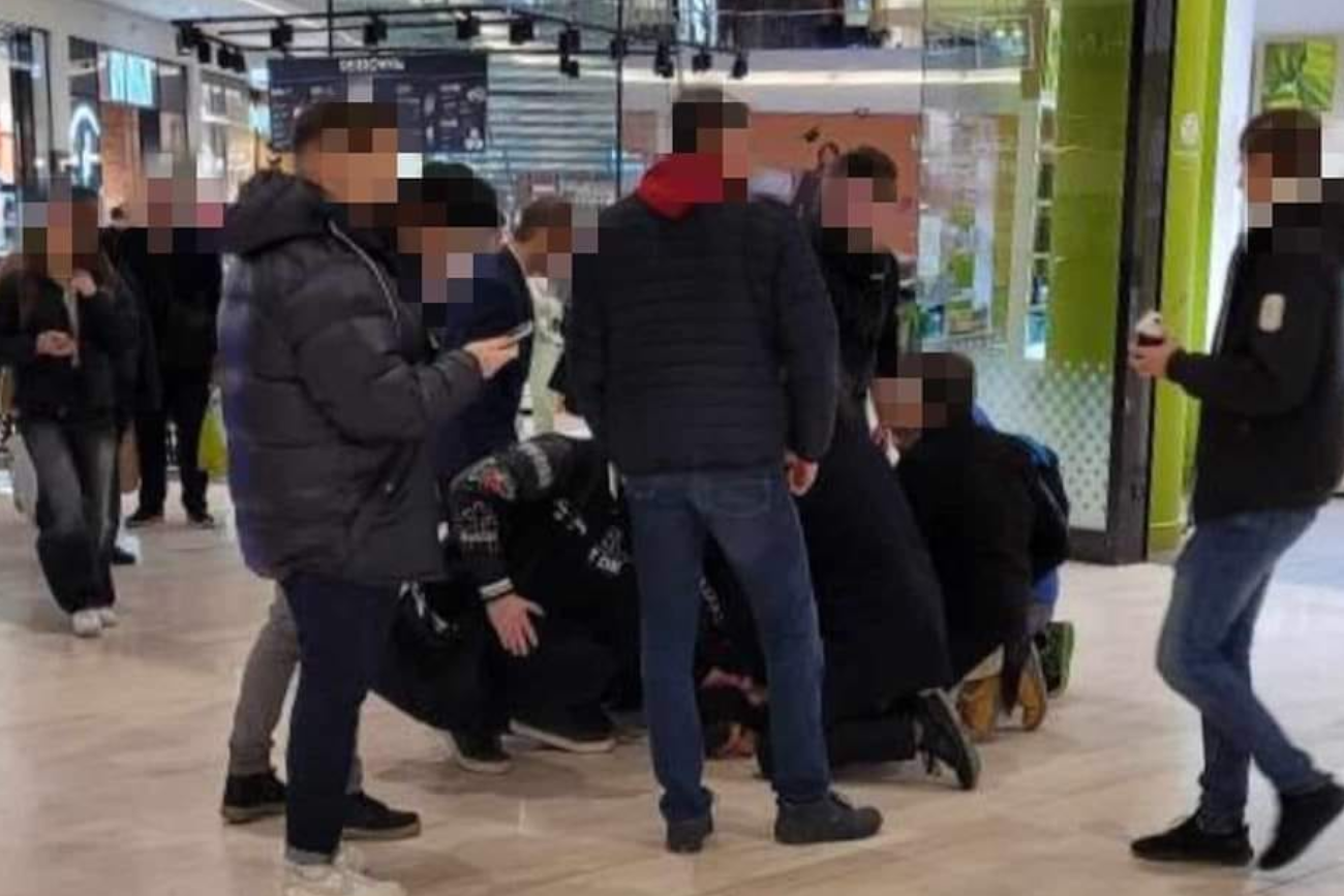 Kibice Lecha Poznań chcą bronić CH Posnania przed gangiem nastolatków? "Polowanie trwa"