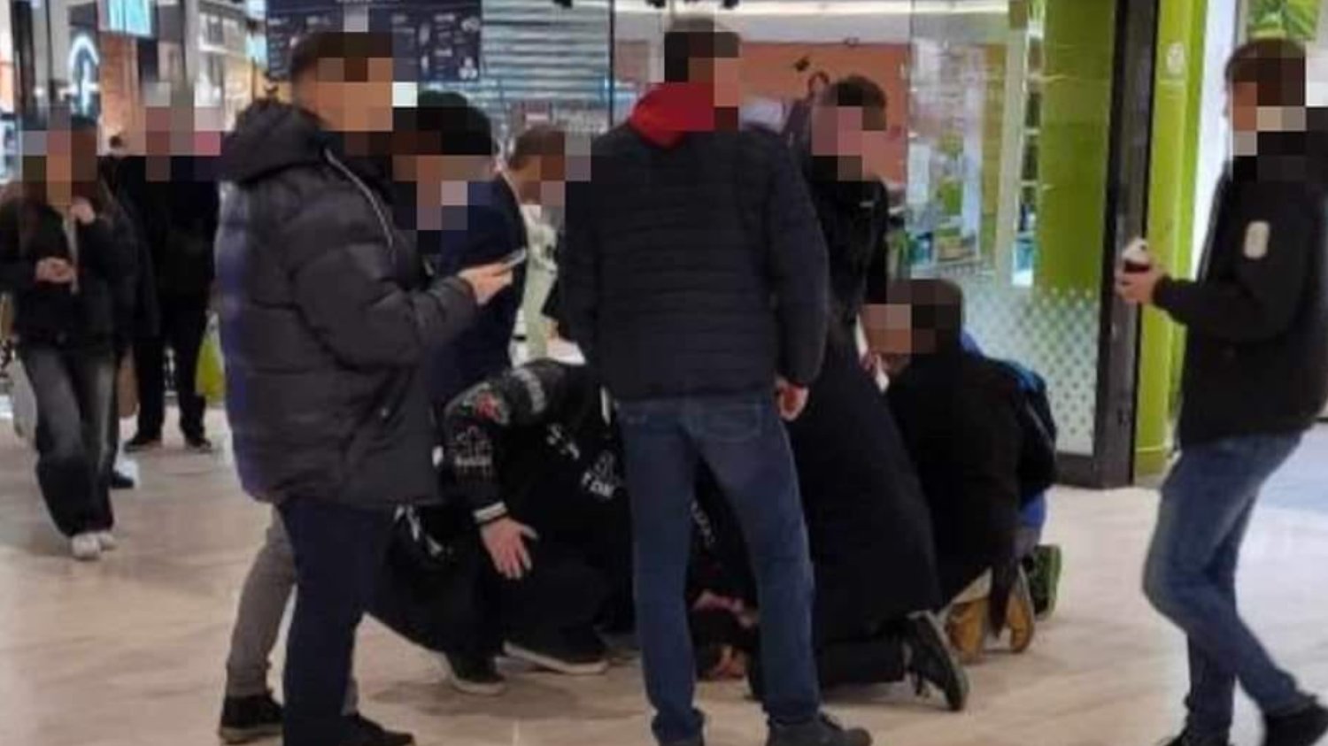 Kibice Lecha Poznań chcą bronić CH Posnania przed gangiem nastolatków? "Polowanie trwa"