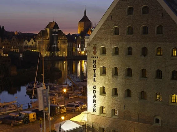 Spichlerz, w którym mieści się hotel przez lata był w ruinie. W ostatnich latach właściciele przywrócili go do świetności – dziś jest tu boutique hotel ze SPA i doskonała restauracja.