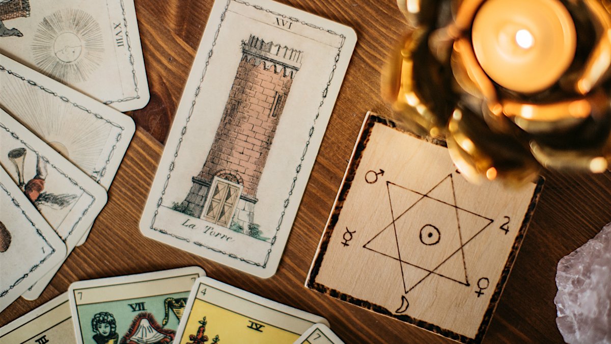 Wieża to jedna z 21 kart należących do grupy tzw. wielkich arkanów.