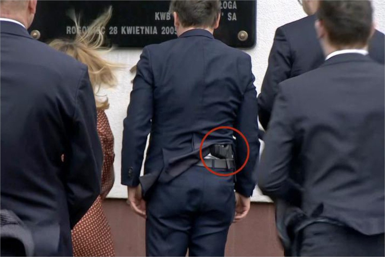 Zbigniew Ziobro został przyłapany z bronią za paskiem spodni