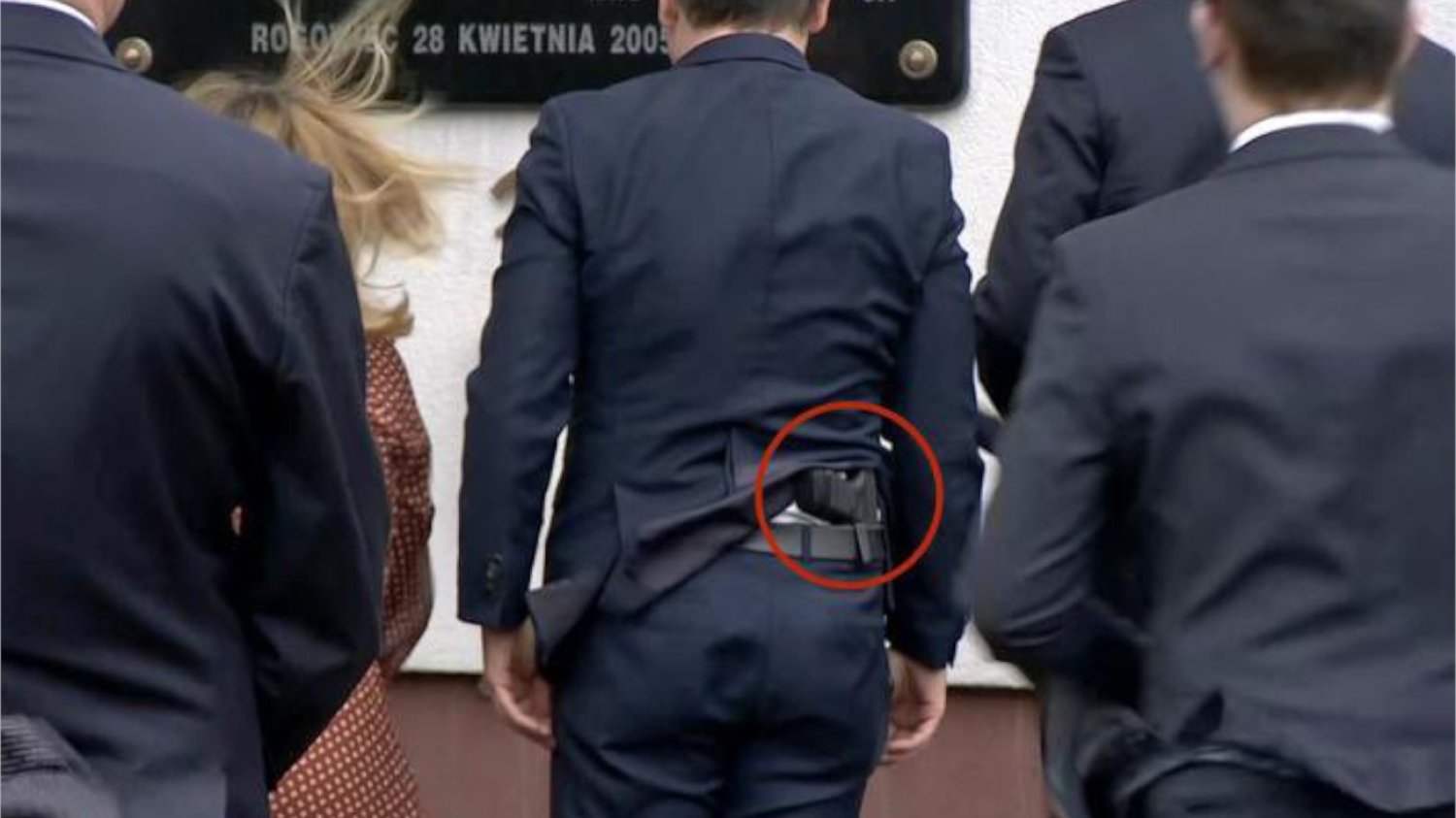 Zbigniew Ziobro został przyłapany z bronią za paskiem spodni Zbigniew Ziobro został przyłapany z bronią za paskiem spodni